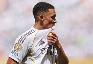 罗马诺：阿诺德训练中出现伤情反复，今晚无缘出战巴黎的比赛